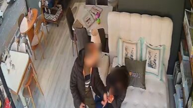 esini mobilya magazasinda darbetti o anlar kamerada pErmGRJY