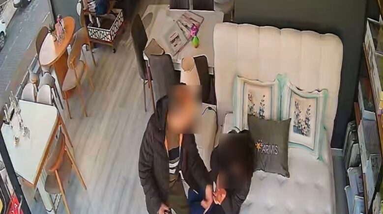 esini mobilya magazasinda darbetti o anlar kamerada pErmGRJY