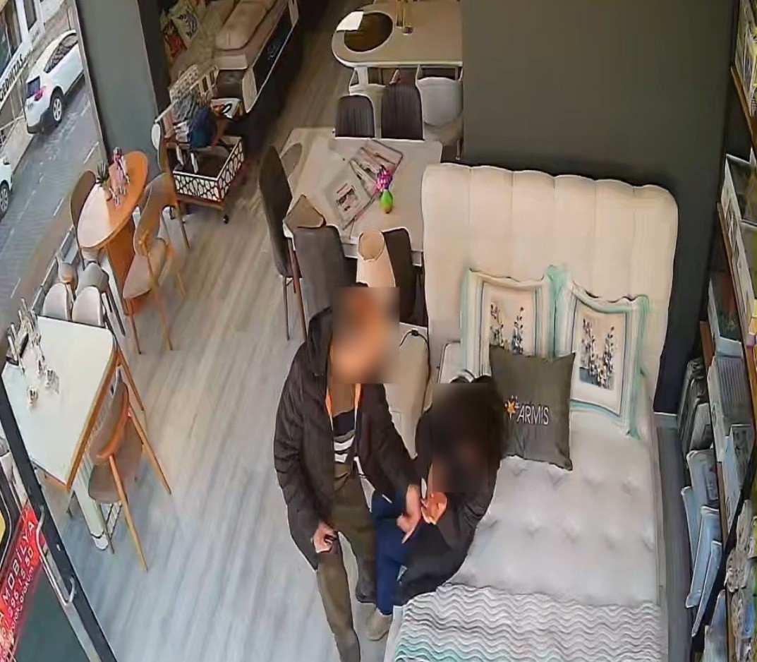 esini mobilya magazasinda darbetti o anlar kamerada pErmGRJY