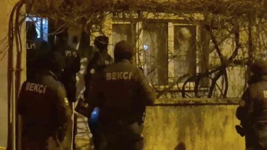 evine pencereden giren genc hirsiz sanilarak panigine neden oldu YpdvicPO