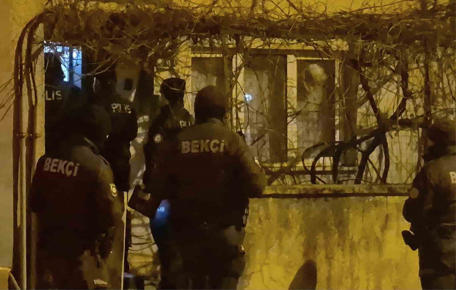 evine pencereden giren genc hirsiz sanilarak panigine neden oldu YpdvicPO