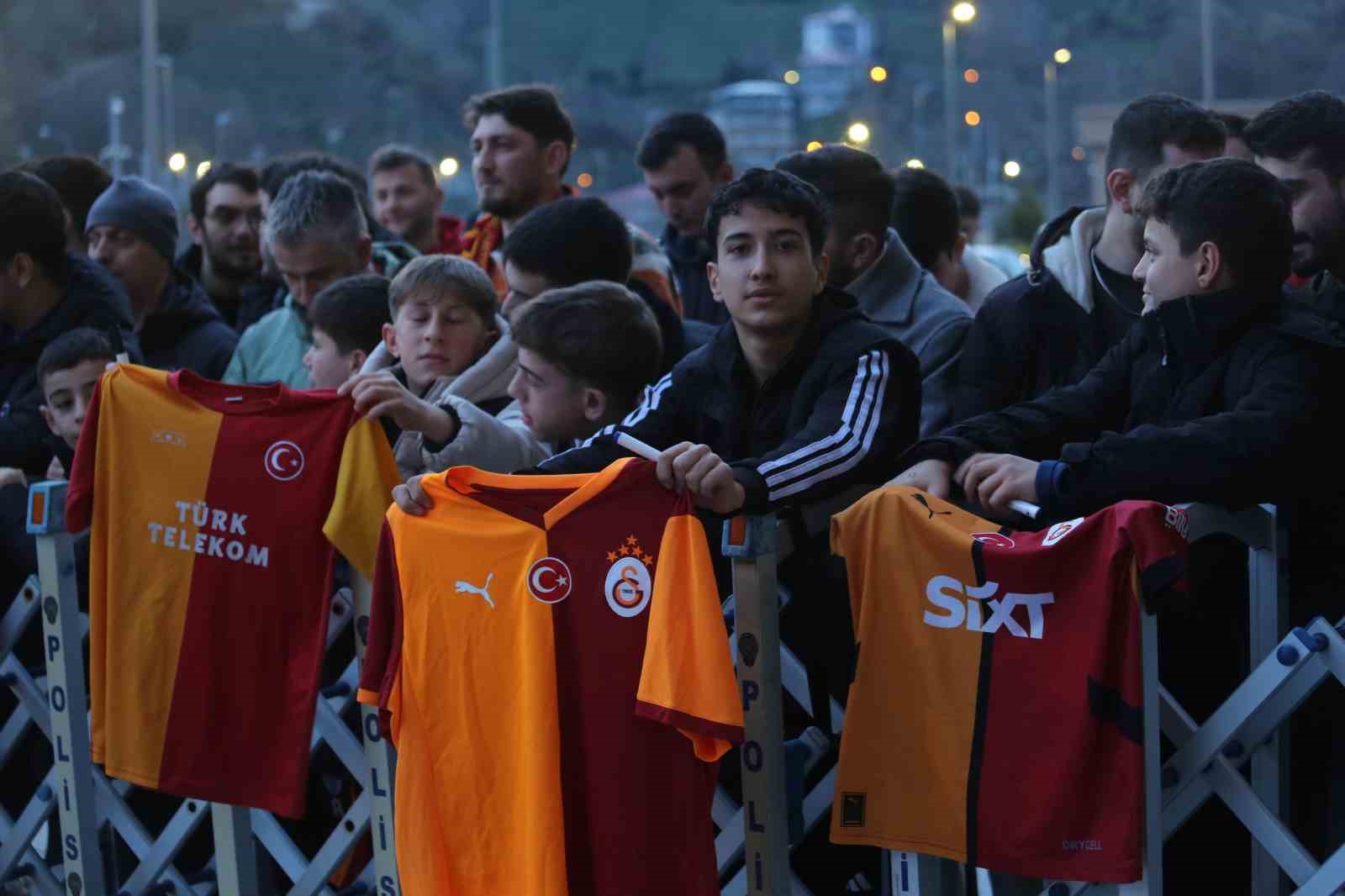galatasaraya rizede coskulu karsilama FNRL51Nu
