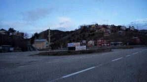 gecit koyunde 18 yillik iftar gelenegi yoldan gecenleri sofrada bulusturuyor LwFQDcB8