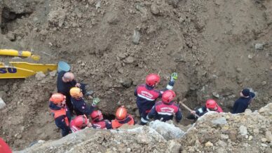 gocukte toprak altinda kalan is makinesi operatoru kurtarildi 5yDxPX81