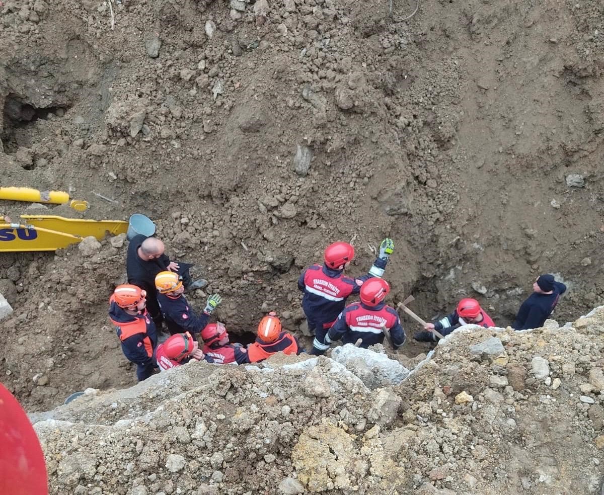 gocukte toprak altinda kalan is makinesi operatoru kurtarildi