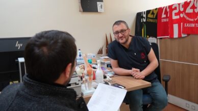 hastaneden randevu alamayinca doktora taslama siir yazdi FyJallMl