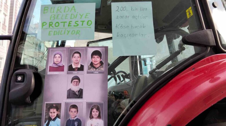 iki yildir cozum bulamadi traktoruyle bafra belediyesi onune dayandi ZNirGKx7