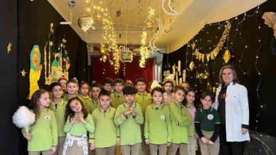 ilkokul koridorunda ramazan sokagi coskusu Zft55Qba