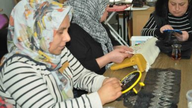 kadinlar bu kurslarda hem sosyallesiyor hem ogreniyor mkwqW8Zs