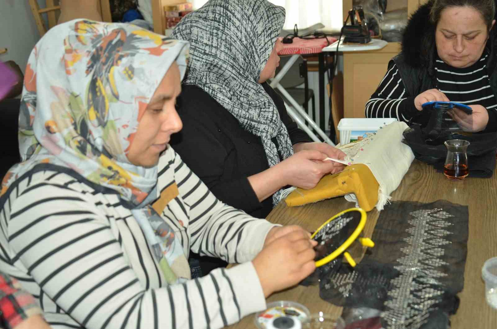 kadinlar bu kurslarda hem sosyallesiyor hem ogreniyor mkwqW8Zs