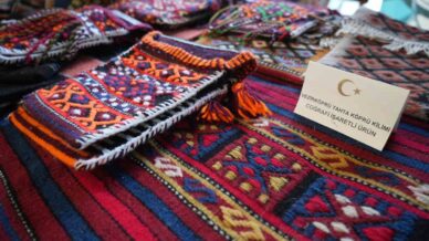 kadinlarin el emegiyle dokudugu geleneksel kilimler ilgi bekliyor AZsNUFI6