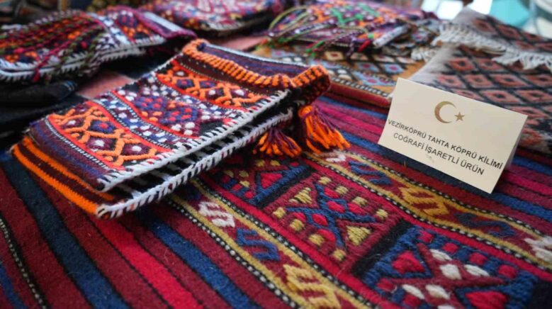 kadinlarin el emegiyle dokudugu geleneksel kilimler ilgi bekliyor AZsNUFI6