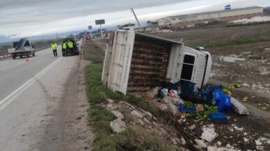 kamyonet sarampole devrildi surucu kazayi yaralanmadan atlatti FcFSxFTa