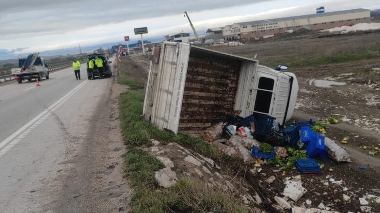 kamyonet sarampole devrildi surucu kazayi yaralanmadan atlatti FcFSxFTa