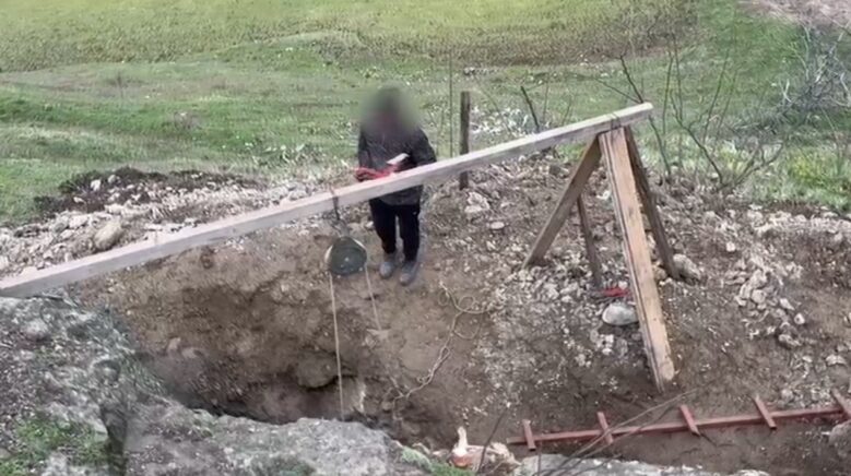 kanalizasyon bahanesiyle 6 metrelik define cukuru kazarken yakalandilar PrpbqO51