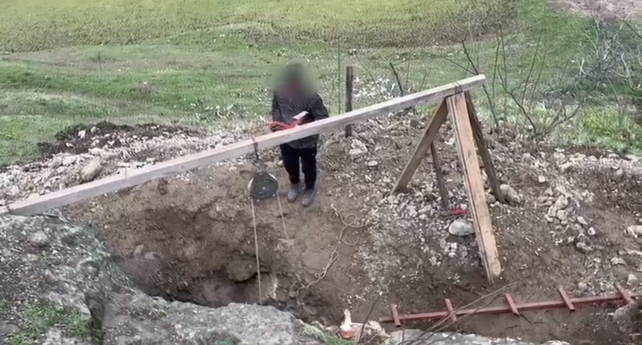 kanalizasyon bahanesiyle 6 metrelik define cukuru kazarken yakalandilar PrpbqO51