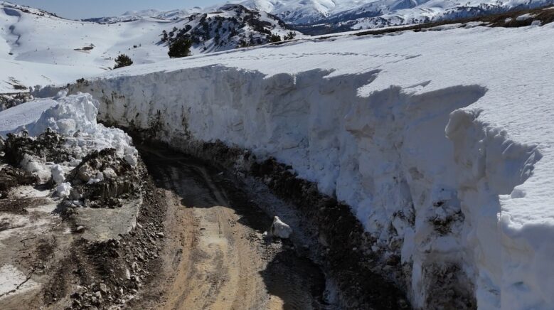 kar is makinelerinin boyunu asti kapali yollar boyle acildi UiG1t1jU