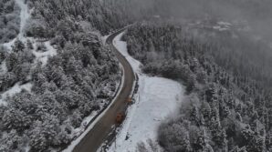 karabuk bartin kara yolunda bulunan 1030 rakimli ahmet usta gecidi yeniden beyaz ortuyle kaplandi LD9PkubZ