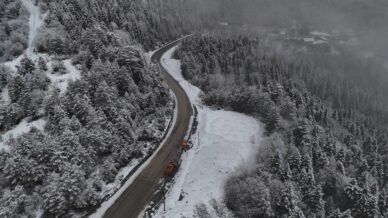 karabuk bartin kara yolunda bulunan 1030 rakimli ahmet usta gecidi yeniden beyaz ortuyle kaplandi LD9PkubZ