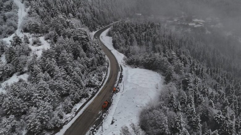 karabuk bartin kara yolunda bulunan 1030 rakimli ahmet usta gecidi yeniden beyaz ortuyle kaplandi LD9PkubZ