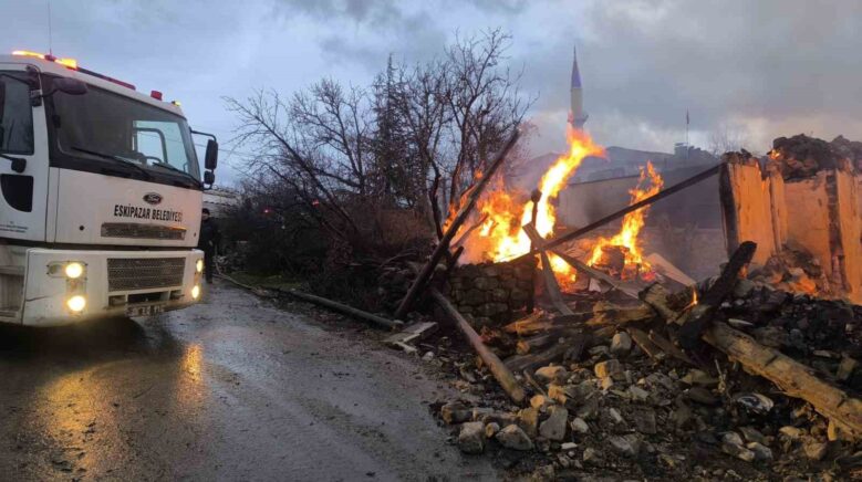 karabukte koyde cikan yangin 4 evi ve bir ahiri kule cevirdi 6wzTDuBO