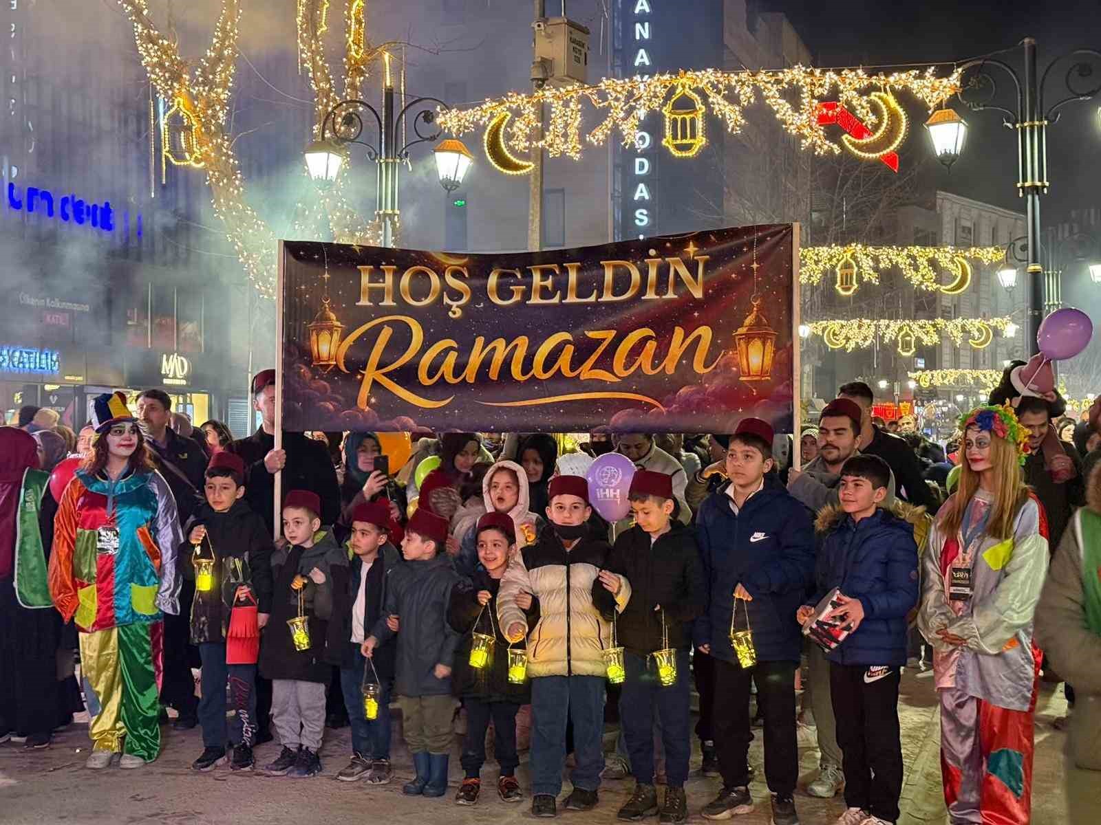 karabukte ramazan coskusu sokaklara tasti fener alayi ve ramazan sokagina yogun ilgi BlqXR8ut