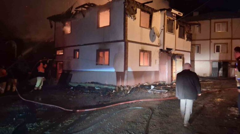 kastamonuda alevlere teslim olan iki katli ev kullanilamaz hale geldi wHt4Vspt