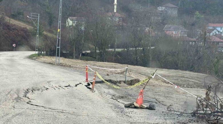 kastamonuda heyelan sonrasi yol coktu dXbBHE41