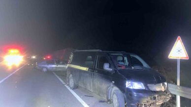 kastamonuda minibus ile otomobil carpisti 4 yarali 4PCczq9e