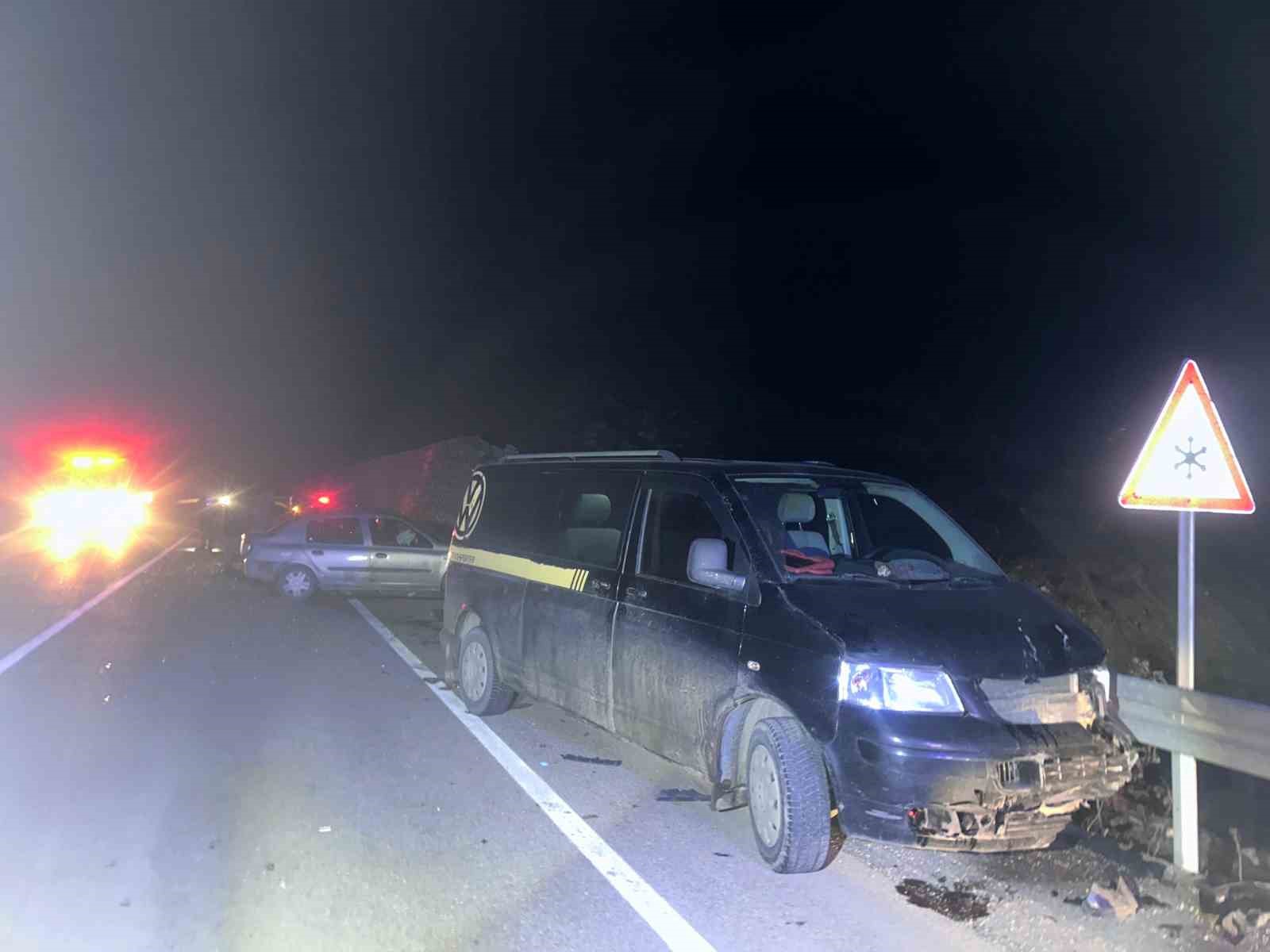 kastamonuda minibus ile otomobil carpisti 4 yarali 4PCczq9e
