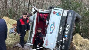 kastamonuda saman yuklu kamyonet sarampole devrildi 2 yarali YQCU912N