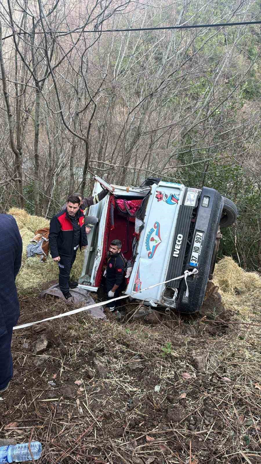 kastamonuda saman yuklu kamyonet sarampole devrildi 2 yarali YQCU912N