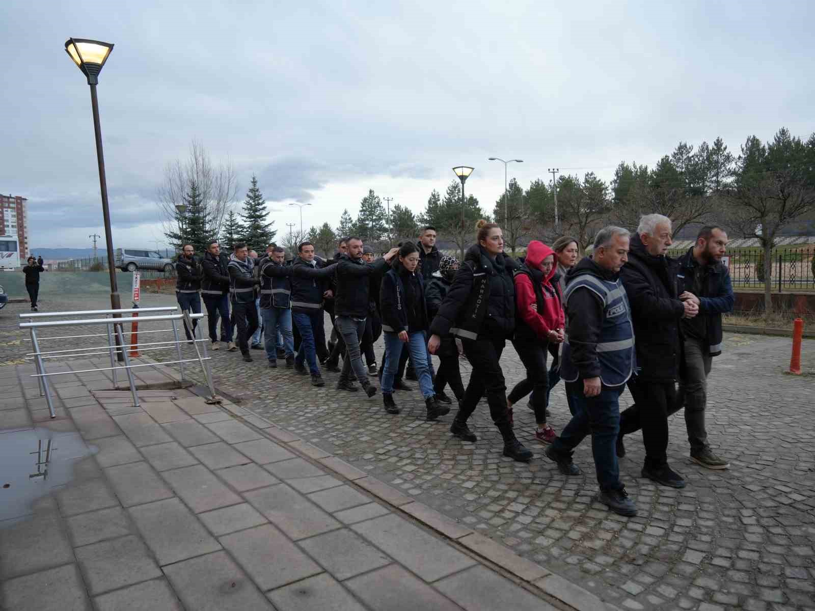 kastamonuda uyusturucu operasyonunda yakalanan 12 supheli adliyeye sevk edildi XuuOLVSl