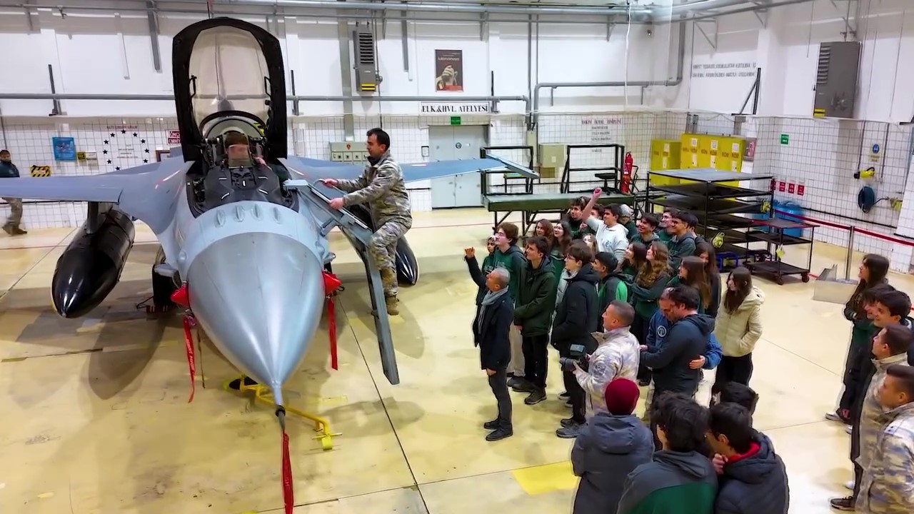 lise ogrencileri f 16 kokpitinde gelecekte kaanlari kizil elmalari ataklari biz ucuracagiz