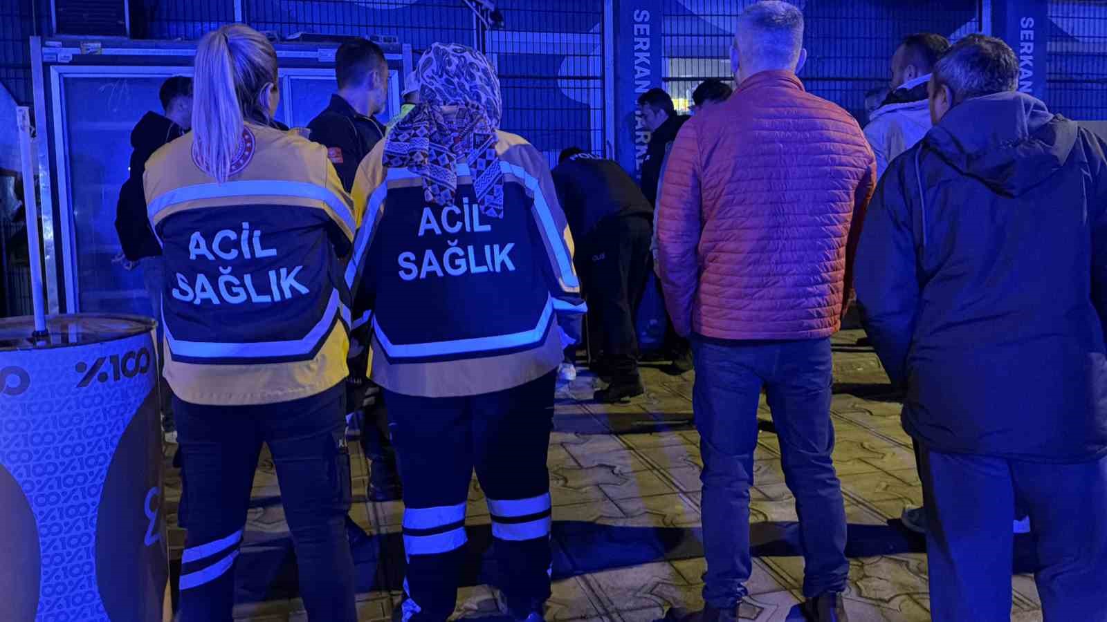 motosiklet kazasinda yaralanip hastaneye gitmek istemeyen genci polis ikna etti rgZFLEJu