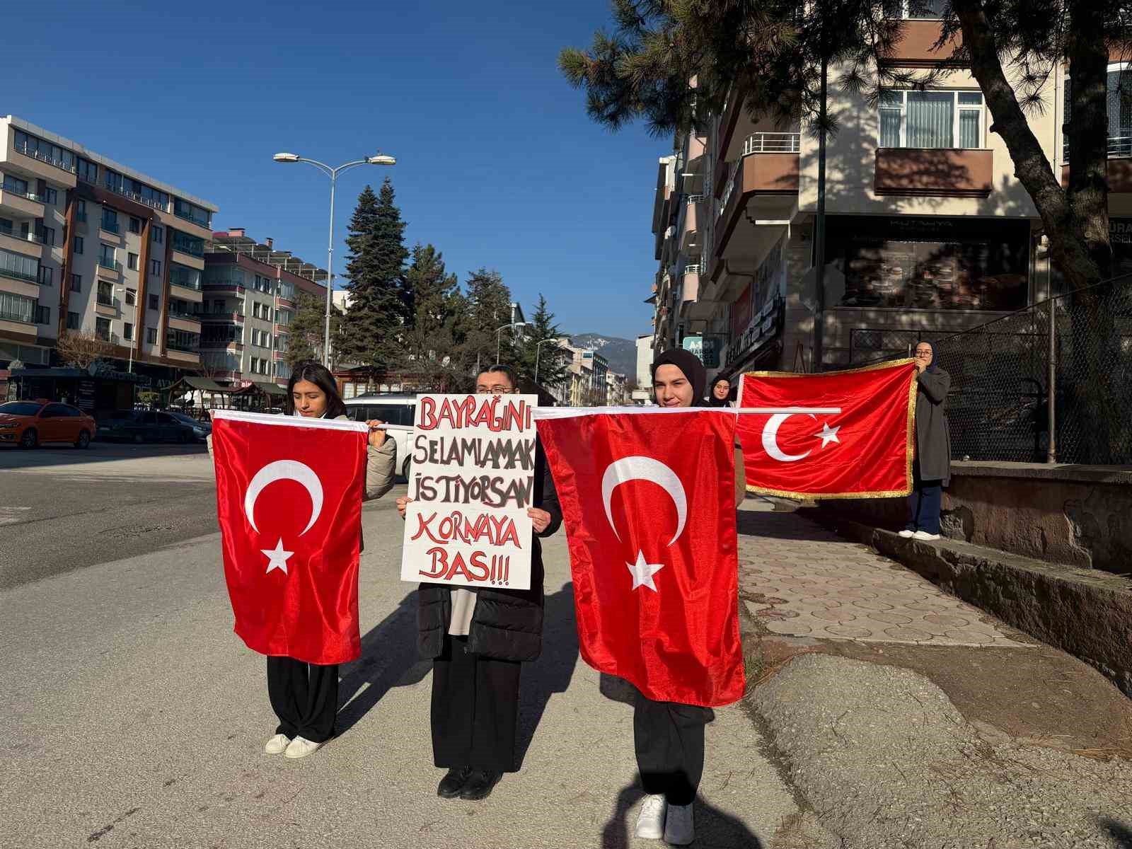 ogrencilerin bayrak sevgisi yollara tasti suruculer karsiliksiz birakmadi BP3wdXSf