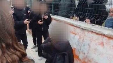 okul onunde akran zorbaligi kameraya yansidi diz cokturup zorla ozur dilettiler ecYyaEZI