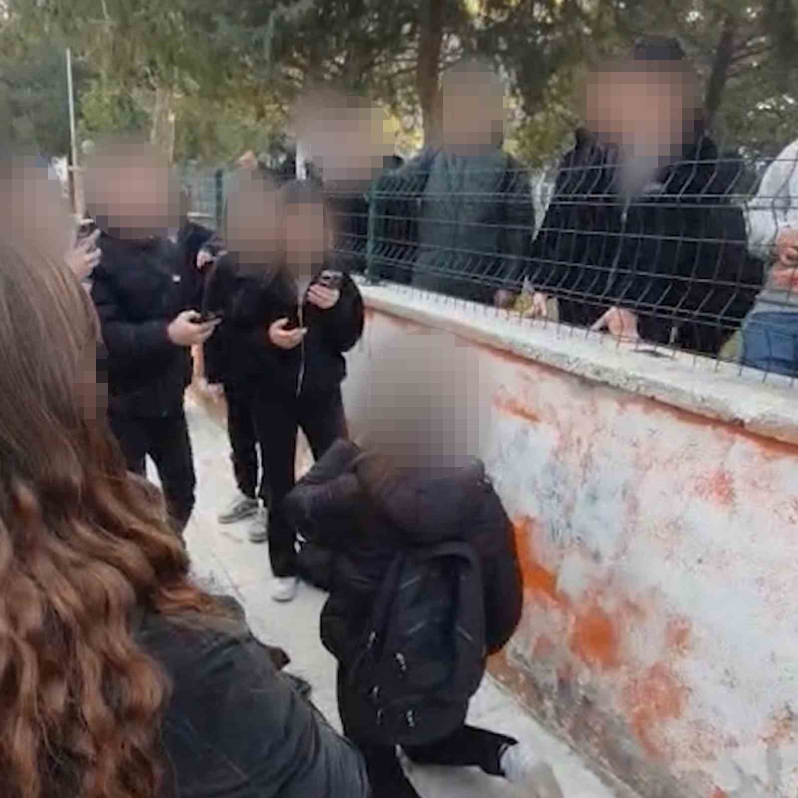 okul onunde akran zorbaligi kameraya yansidi diz cokturup zorla ozur dilettiler ecYyaEZI