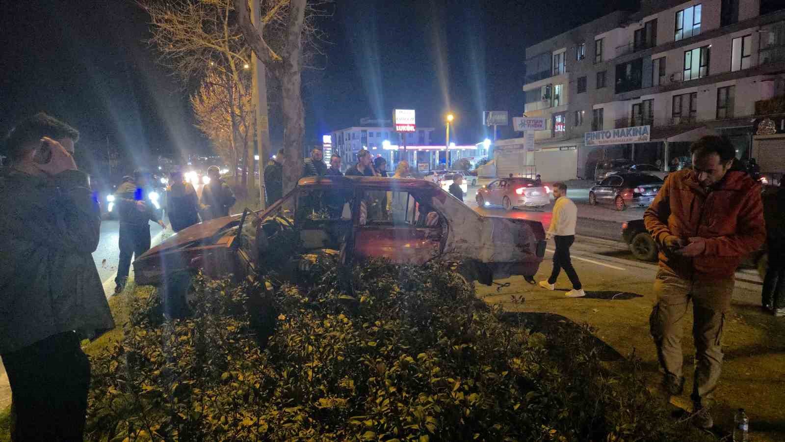 otomobil refujdeki agaca carpti 1 kisi yaralandi TJ8m5hav