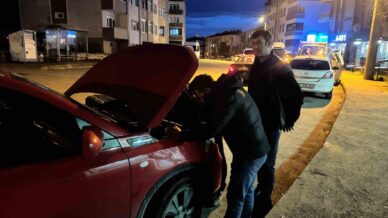 otomobilin motoruna sikisan kedi icin seferber oldular h8gXNnUz