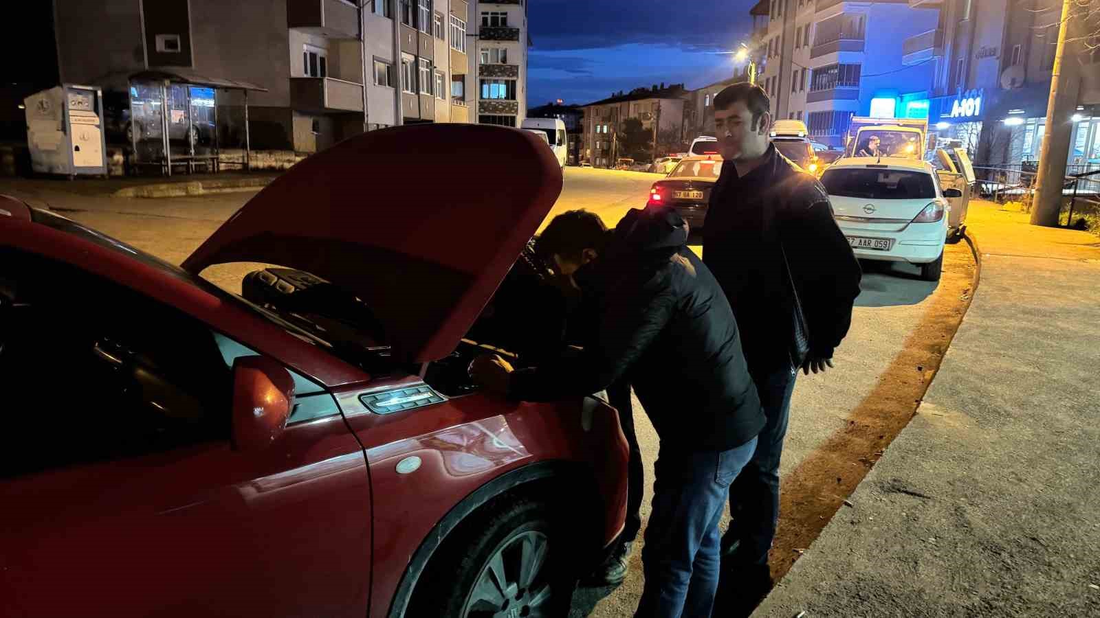otomobilin motoruna sikisan kedi icin seferber oldular h8gXNnUz