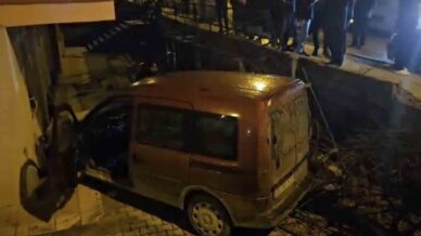 otomobille carpisan hafif ticari arac apartman bosluguna savruldu 2 yarali VaHGeXOB