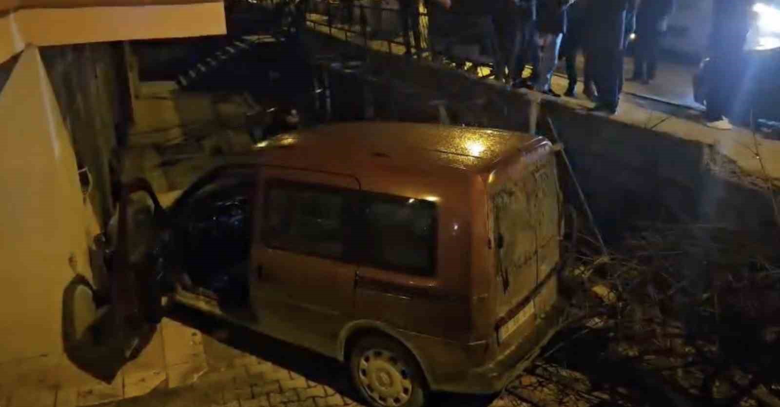 otomobille carpisan hafif ticari arac apartman bosluguna savruldu 2 yarali VaHGeXOB