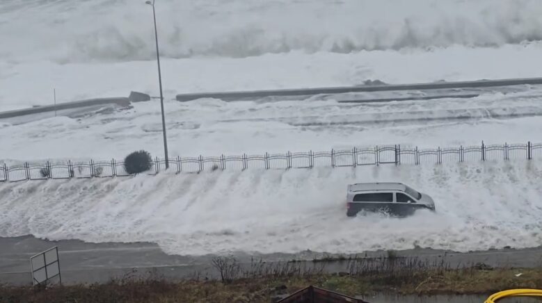 rizede dev dalgalar karadeniz sahil yoluna ulasti sNY8UeLB
