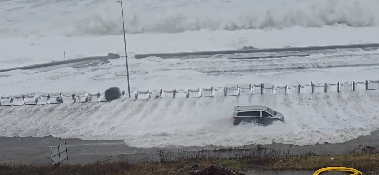 rizede dev dalgalar karadeniz sahil yoluna ulasti sNY8UeLB