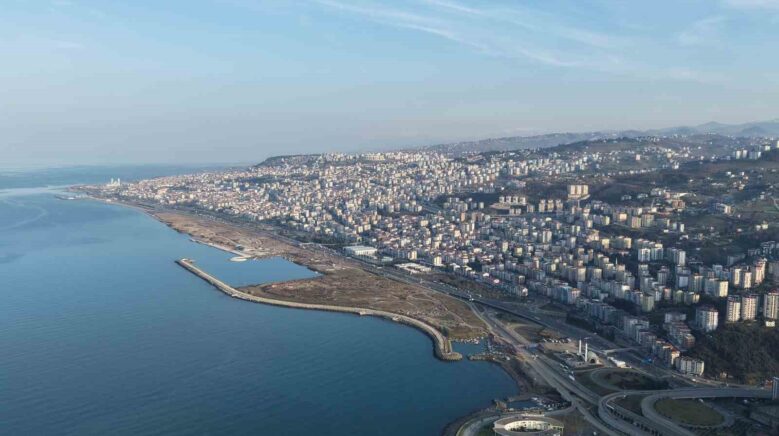 sahile sigmayan sehir yamaclara tirmaniyor VQWFHlvc