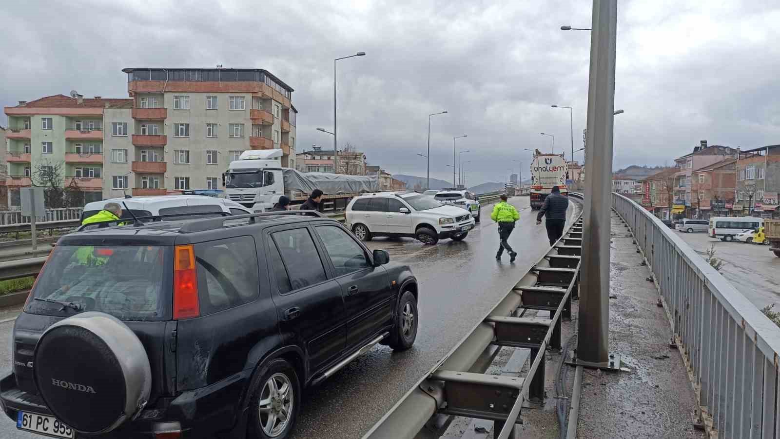 samsunda cip bariyere carpti anne ve oglu yaralandi 66TTBJV2