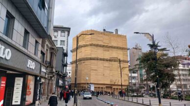 sehrin merkezinde binayi kereste ile paketlediler nXJ759FI