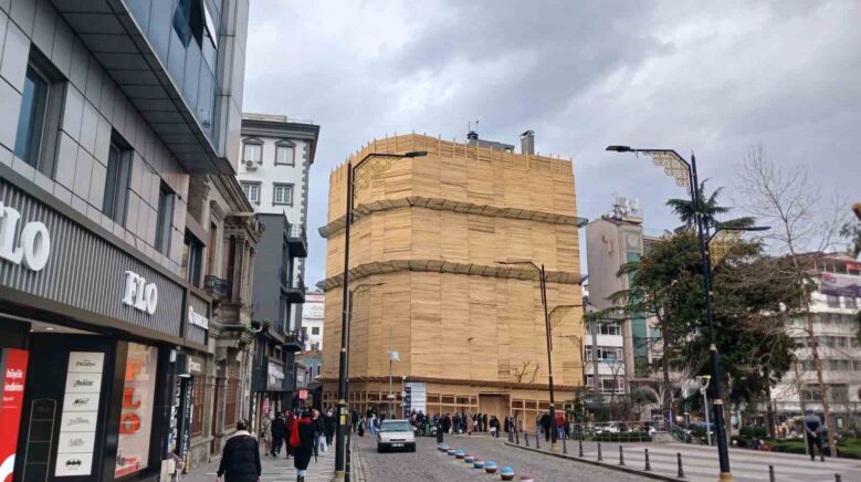 sehrin merkezinde binayi kereste ile paketlediler nXJ759FI