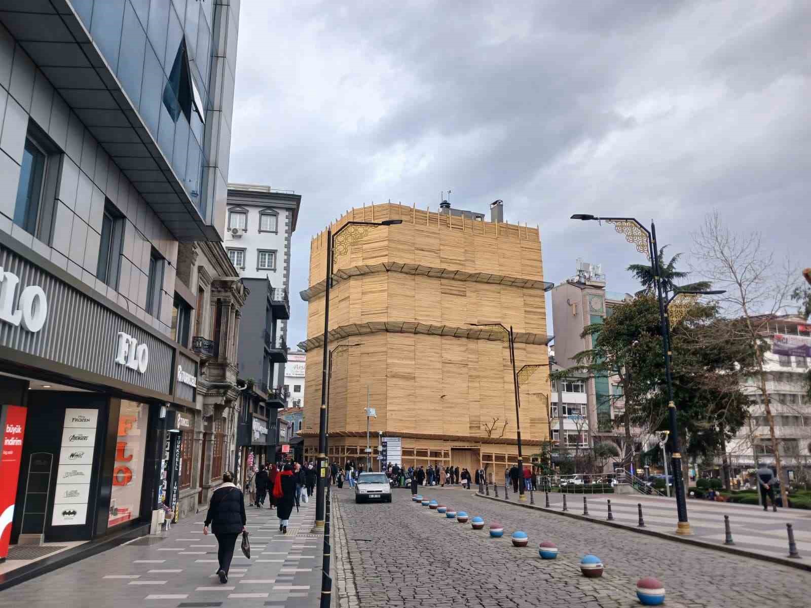 sehrin merkezinde binayi kereste ile paketlediler nXJ759FI